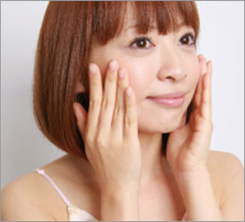 顔全体に薬指・中指・人差し指の腹でくるくるとやさしくマッサージします。