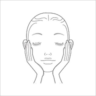顔全体を手のひらで軽くおさえると、浸透率がよりアップ。