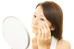 加齢だけが原因じゃない！　気になる「目元のシワ」はなぜできる？