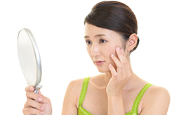 顔のたるみはなぜ起こる？　原因と対策を知ろう！