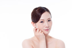 肘の黒ずみも改善！ クレンジングオイルの意外な3つの活用法