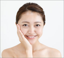 洗顔後、乾燥が気になる方は化粧水で肌を整えます。