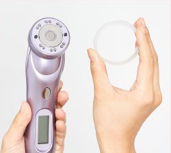 コットンをはずして美容液を順番に重ね付け