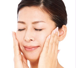 残った美容液は顔全体になじませて